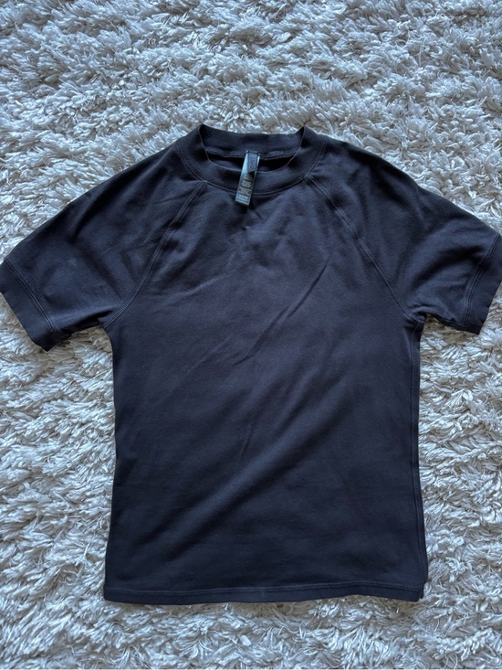 SKIMS Tops - SKIMS New Vintage raglan mock neck cropped tee